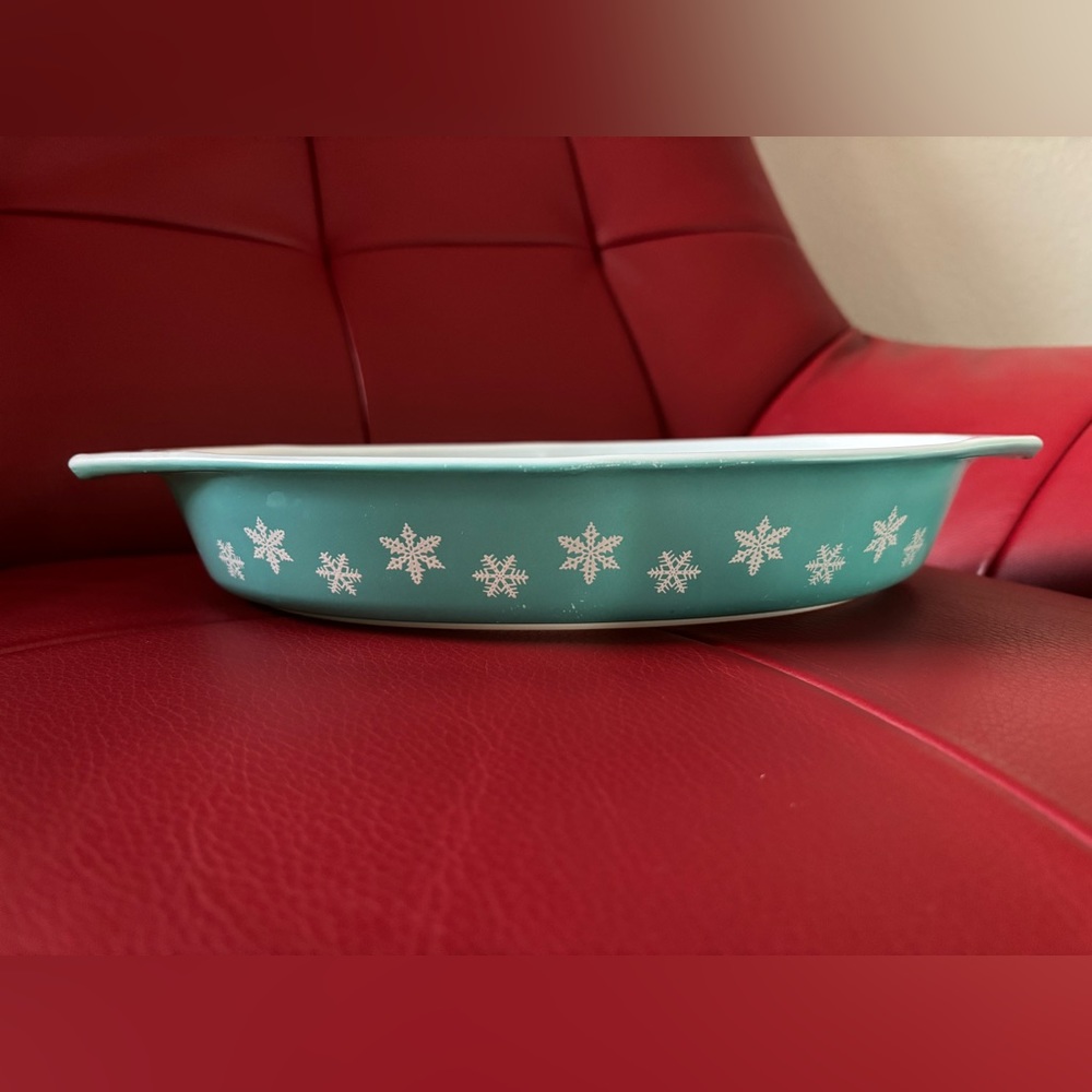 Pyrex Snowflake Divided Dish - Picture 9 of 9